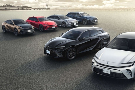 （前列右）：特別仕様車 SPORT RS “THE 70th” （ベース車両はSPORT RS）