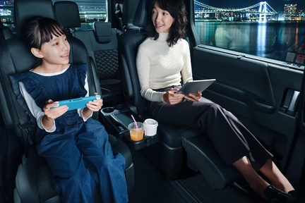 【モデル入り素材】車内Wi-Fi　イメージ