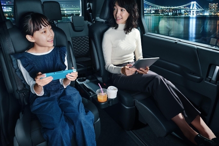 【モデル入り素材】車内Wi-Fi　イメージ